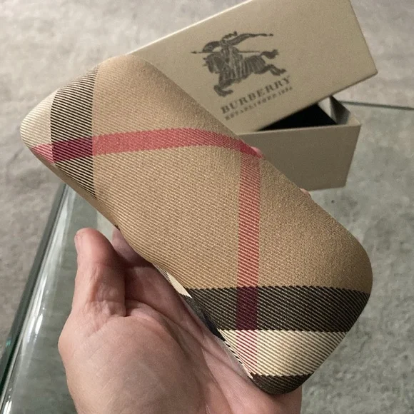 - Burberry Clam Glasses Case NEW With Box - Picture 6 of 9